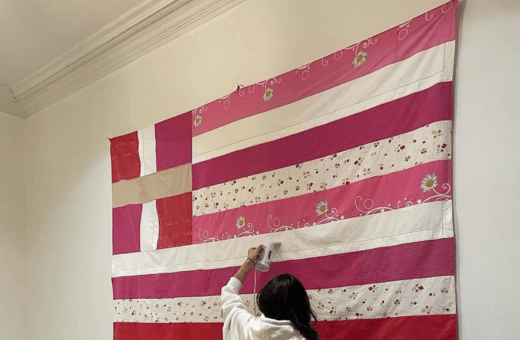 Αποσύρεται η ροζ ελληνική σημαία από έκθεση του Γενικού Προξενείου της Νέας Υόρκης