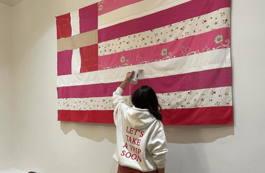 Ροζ ελληνική σημαία: Η πρώτη αντίδραση της Γεωργίας Λάλε μετά την απόσυρση του έργου της