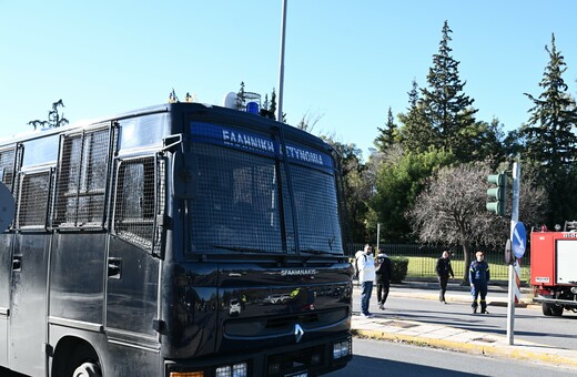Βόμβα στην έδρα των ΜΑΤ: Πού εστιάζουν οι έρευνες - Κινητό, κάμερες και λευκό βαν 