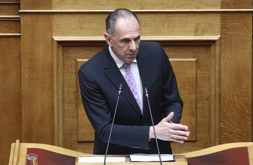 Γεραπετρίτης για ροζ ελληνικη σημαία: «Θα την ήθελα σε γκαλερί ή σπίτι μου, όχι στο ελληνικό προξενείο»