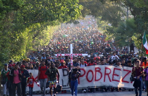«Έξοδος από τη φτώχεια»: Καραβάνι χιλιάδων μεταναστών στο Μεξικό περπατά προς τις ΗΠΑ