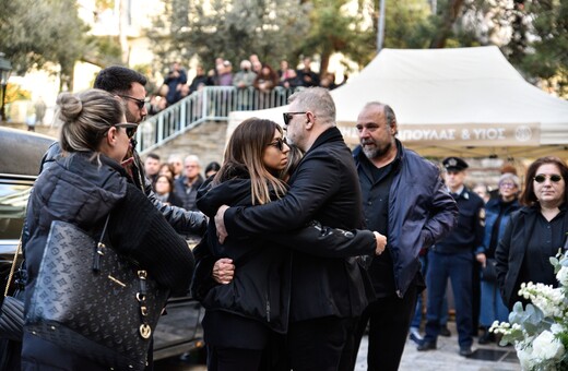 Βασίλης Καρράς: Χιλιάδες κόσμου στο λαϊκό προσκύνημα 