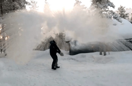 Πολικές θερμοκρασίες στη Φινλανδία - Παγώνει ακόμα και το βραστό νερό όταν πετιέται στον αέρα