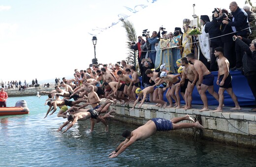 Θεοφάνεια: Στιγμιότυπα από τον αγιασμό των υδάτων σε όλη την Ελλάδα