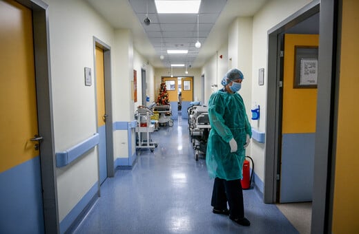 Η έξαρση του κορωνοϊού έφερε πολύωρες αναμονές στα επείγοντα των νοσοκομείων