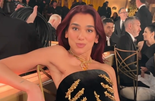 Η Dua Lipa πασχίζει να καθίσει με το στενό φόρεμά της, στις Χρυσές Σφαίρες