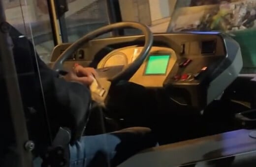 Οδηγός λεωφορείου έστριβε τσιγάρο εν κινήσει στη Θεσσαλονίκη - Η απάντηση του ΟΑΣΘ 