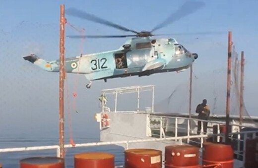 Κατάληψη ελληνόκτητου τάνκερ: Βίντεο των ενόπλων να προσγειώνονται με ελικόπτερα πάνω στο πλοίο