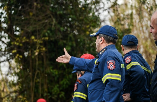Ηλεία: Ανετράπη πυροσβεστικό όχημα στις έρευνες για τον αγνοούμενο οδηγό που παρασύρθηκε από χείμαρρο