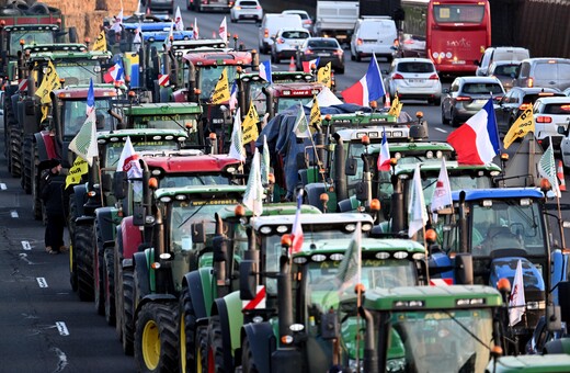 Εξαπλώνονται σε όλη την ΕΕ τα μπλόκα των αγροτών- Έκτακτη Σύνοδος Κορυφής αύριο 