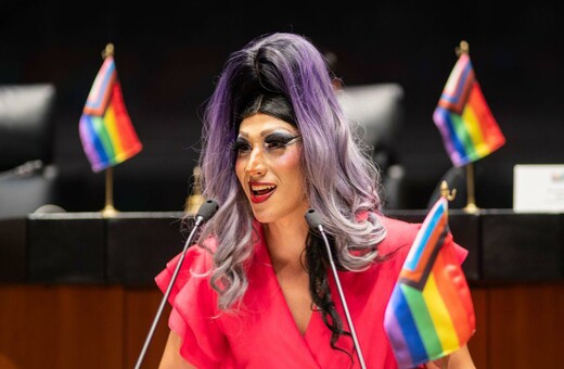 Η drag queen Amanda από το Μεξικό γράφει ιστορία με τη δική της ειδησεογραφική εκπομπή