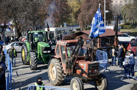 Αγρότες έκλεισαν το ρεύμα προς Αθήνα στο Κάστρο Βοιωτίας