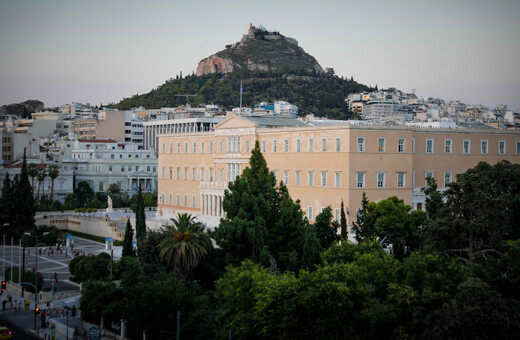 Γάμος ομόφυλων ζευγαριών: Ευρύτατη πλειοψηφία εξασφάλισε το νομοσχέδιο