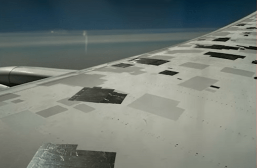 Boeing: Πανικόβλητος επιβάτης εντόπισε κολλητική ταινία στο φτερό αεροπλάνου