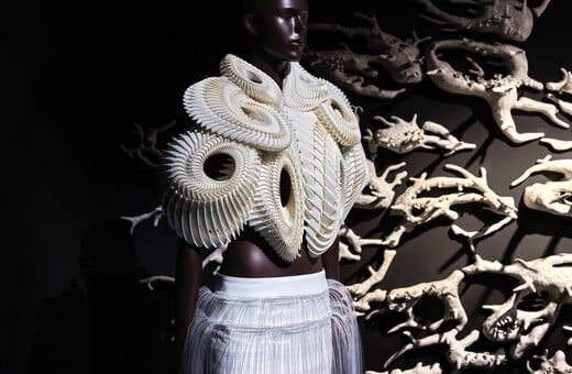 Iris van Herpen: Σμιλεύοντας τις αισθήσεις