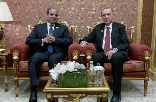 Ανήμερα του Αγίου Βαλεντίνου ο Ερντογάν συναντάται στην Αίγυπτο με τον Αλ Σίσι με «δώρο» συμφωνίες για drone