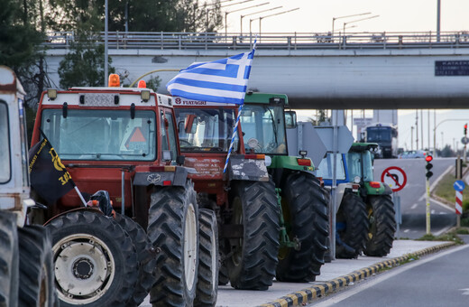 Αγρότες απέκλεισαν το κτήριο της περιφέρειας Δυτικής Μακεδονίας- Και το τελωνείο Καστοριάς