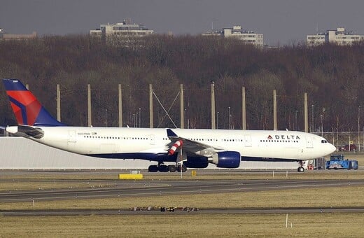 Αναστάτωση σε πτήση της Delta: Αεροσκάφος επέστρεψε στο Άμστερνταμ όταν έπεσαν σκουλήκια πάνω στους επιβάτες