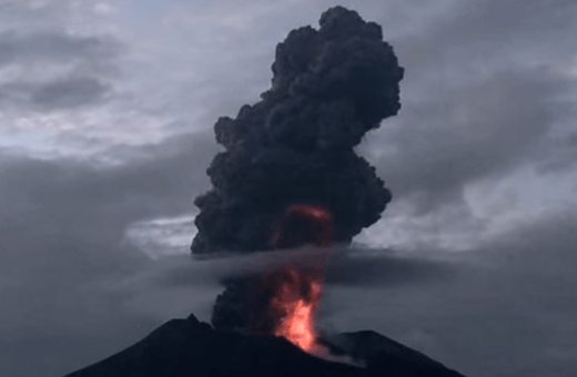 Έκρηξη ηφαιστείου στην Ιαπωνία- Βράχοι και τέφρα εκτοξεύτηκαν σε ύψος 5 χιλιομέτρων