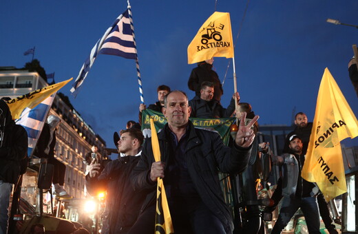 Με κόρνες, μουσικές και ελληνικές σημαίες ξεκίνησε το αγροτικό συλλαλητήριο στο Σύνταγμα