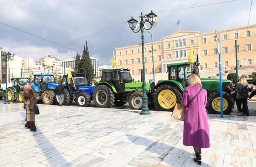 Στο Σύνταγμα έφτασαν οι αγρότες με τα τρακτέρ τους