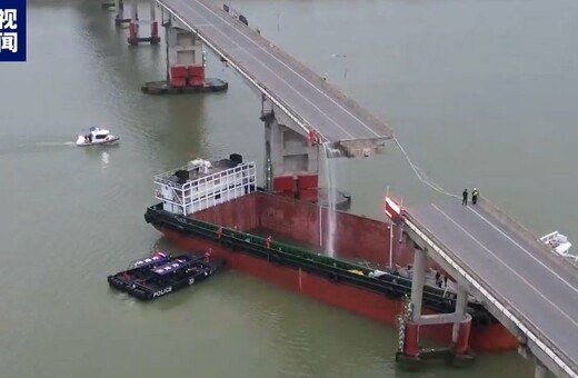 Πλοίο προσέκρουσε σε γέφυρα στην Κίνα: Αυτοκίνητα έπεσαν στο νερό - Πέντε νεκροί