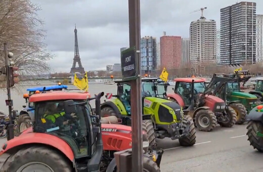 Αγρότες με τρακτέρ μπήκαν στο Παρίσι