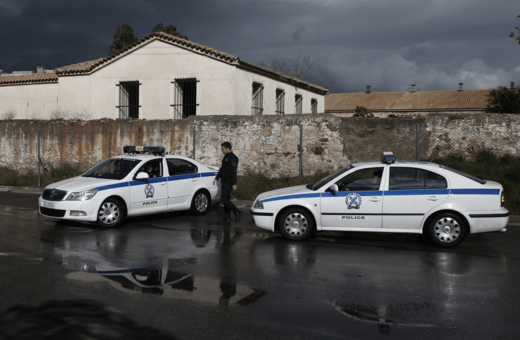 Θεσσαλονίκη: Μαχαίρωσε τη σύζυγό του στον λαιμό, αναζητείται από τις αρχές 