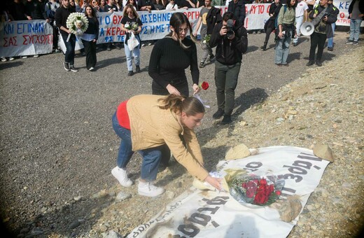 «Δε θα σας ξεχάσουμε»: Πλήθος φοιτητών στον τόπο της τραγωδίας στα Τέμπη