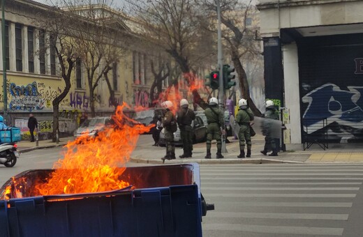 Ολοκληρώθηκαν οι συγκεντρώσεις στο κέντρο- Οδοφράγματα, φωτιές και ΜΑΤ στα Εξάρχεια