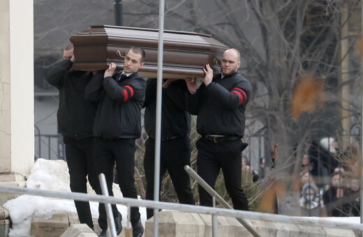 Τώρα η κηδεία Ναβάλνι: Συγκεντρωμένοι Ρώσοι φωνάζουν το όνομά του - Με συλλήψεις απειλεί η Μόσχα