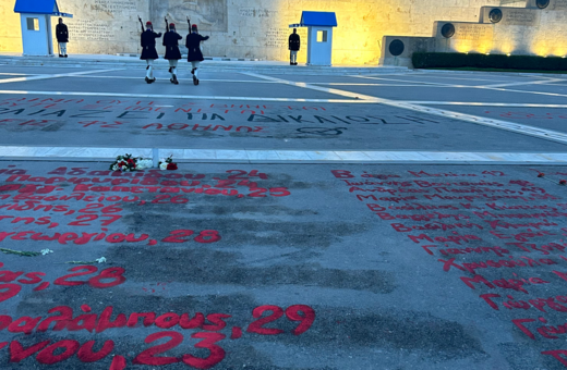 Τέμπη: Ούτε η βροχή έσβησε τα ονόματα των 57 νεκρών στο Σύνταγμα