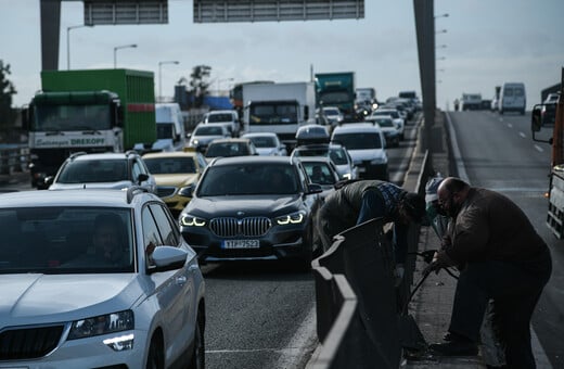 Σύγκρουση δύο φορτηγών και ΙΧ αυτοκινήτου στη λεωφόρο Κηφισού– Στο νοσοκομείο δύο παιδιά