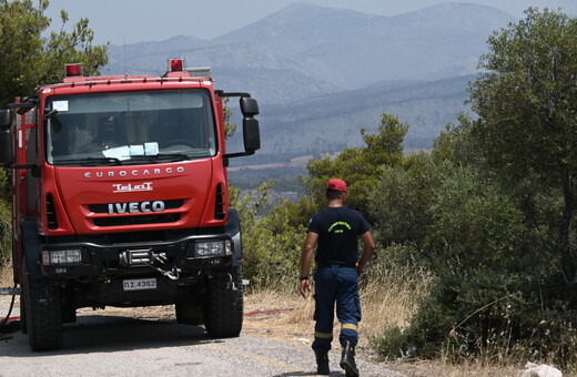 Πυρκαγιά σε χορτολειβαδική έκταση στο Λαύριο