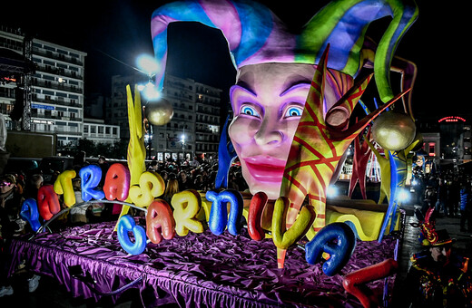 Καρναβάλι της Πάτρας: Τα άρματα στους δρόμους για την πρώτη νυχτερινή παρέλαση 