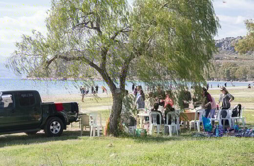 Κούλουμα στην παραλία της Καραθώνας