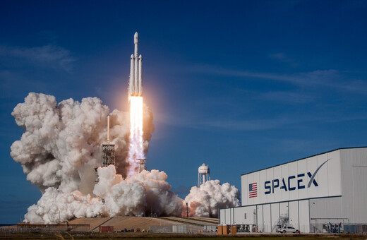 Η SpaceX σχεδιάζει να πουλήσει δορυφορικές συνδέσεις λέιζερ