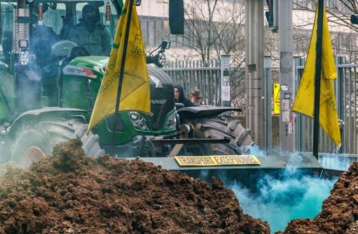 Βέλγιο: Επεισόδια με αγρότες έξω από την Κομισιόν - Πέταγαν αυγά, έριχναν πατάτες και κοπριά στους δρόμους