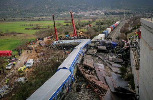 Ο δήμος Αθηναίων φτιάχνει μνημείο για τα θύματα των Τεμπών