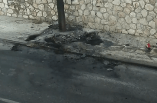 Τροχαίο στην Νέα Φιλαδέλφεια: Αυτοκίνητο συγκρούστηκε με κολώνα και πήρε φωτιά