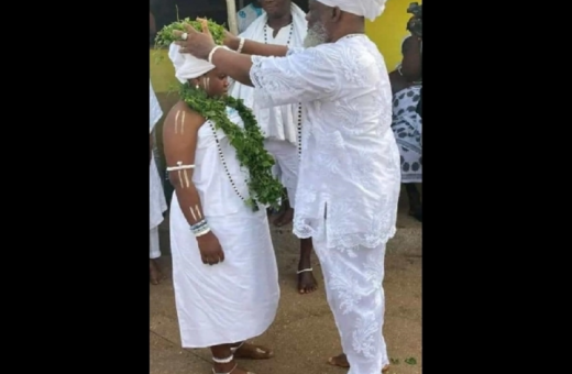 Δημόσια οργή στη Γκάνα: 63χρονος ιερέας παντρεύτηκε 12χρονη, που είχε επιλέξει για σύζυγο 6 χρόνια πριν