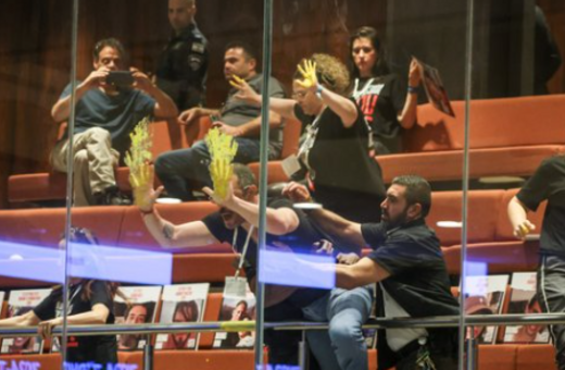 Ισραήλ: Διαδηλωτές που ζητούν απελευθέρωση των ομήρων έριξαν μπογιά στο κοινοβούλιο