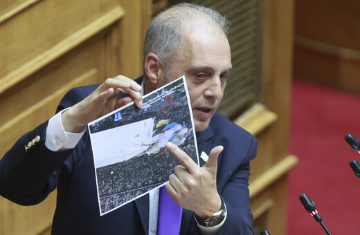 Τέμπη: δυσπιστία σε σκούρες μπλε αποχρώσεις 