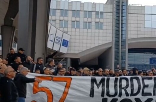 Οπαδοί του ΠΑΟΚ φώναξαν συνθήματα κι άνοιξαν πανό για τα Τέμπη στο Ευρωκοινοβούλιο