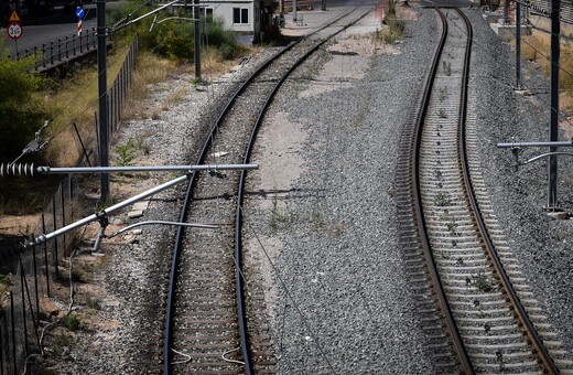 Φθιώτιδα: Φωτιά κοντά σε υποσταθμό ρεύματος - Ακινητοποιήθηκε τρένο