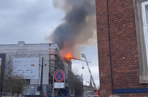Φωτιά στο παλαιό χρηματιστήριο της Δανίας: Κατέρρευσε το κωδωνοστάσιο του ιστορικού κτηρίου