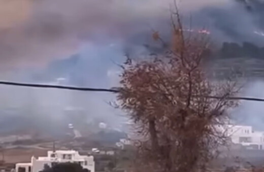 Φωτιά στην Πάρο: Βελτιωμένη η κατάσταση αλλά εξακολουθούν και πνέουν πολύ ισχυροί άνεμοι