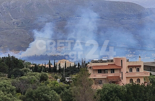 Χωρίς ενεργό μέτωπο η φωτιά στην Σούδα, σύμφωνα με την Πυροσβεστική 