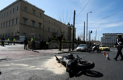 Δίκη για τροχαίο στη Βουλή: Σε τρία χρόνια με αναστολή καταδικάστηκε ο οδηγός αστυνομικός για τον θάνατο του Ιάσονα 