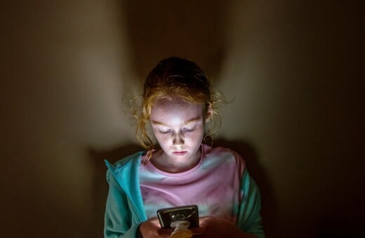 Ειδικοί εισηγούνται στην κυβέρνηση Μακρόν: Μην δίνετε smartphones στα παιδιά κάτω των 13 ετών
